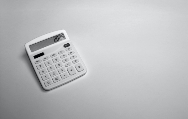 Калькулятор с цифрами 2024 на сером фоне