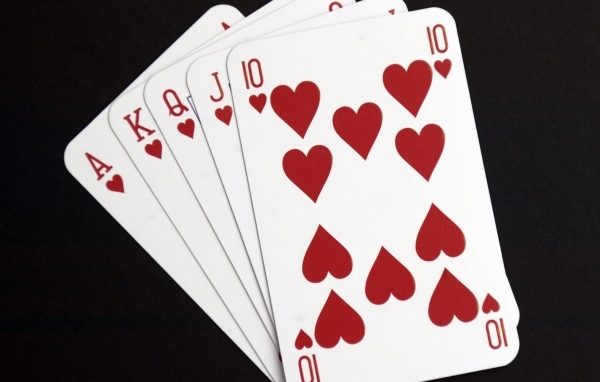 Карты масть черви на черном фоне