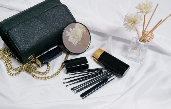 Косметика и сумочка на столе