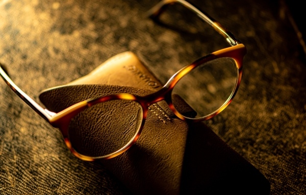 Очки с футляром на столе