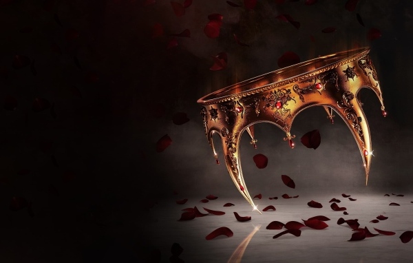 Золотая корона с лепестками красной розы