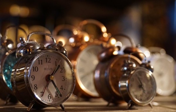 Много будильников на столе