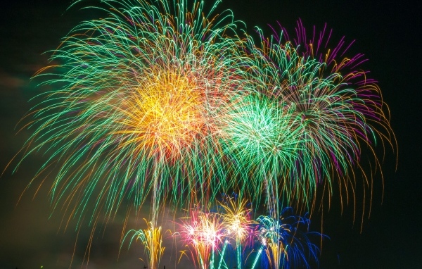 Разноцветный яркий фейерверк в небе на праздник