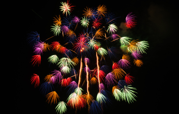 Разноцветные искры фейерверка на черном фоне