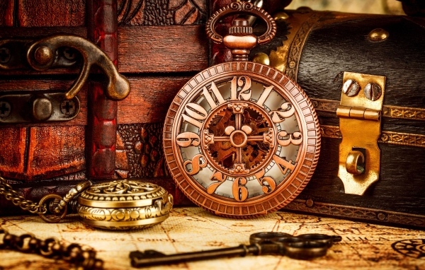Старые карманные часы, шкатулка и ключ
