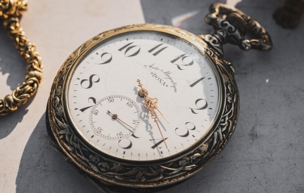 Старые карманные часы с золотыми стрелками