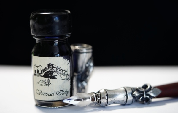 Ручка и чернила на столе