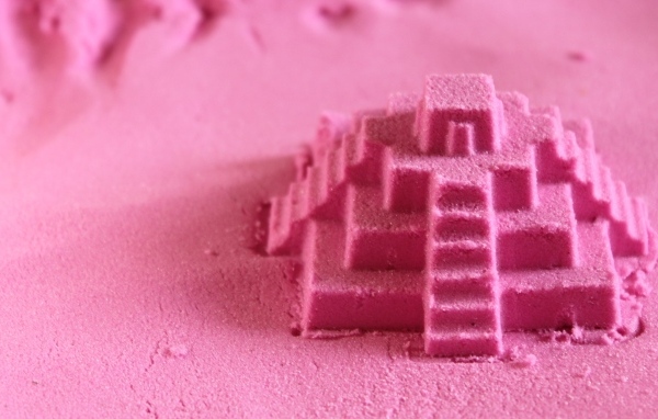 Розовая пирамида из песка