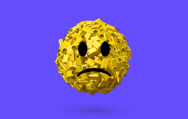 Грустный смайлик из чемоданов на синем фоне