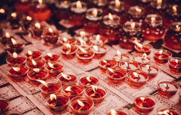 Маленькие зажженные ароматные красные свечи