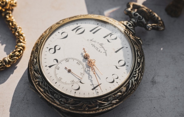 Старинные карманные часы крупным планом