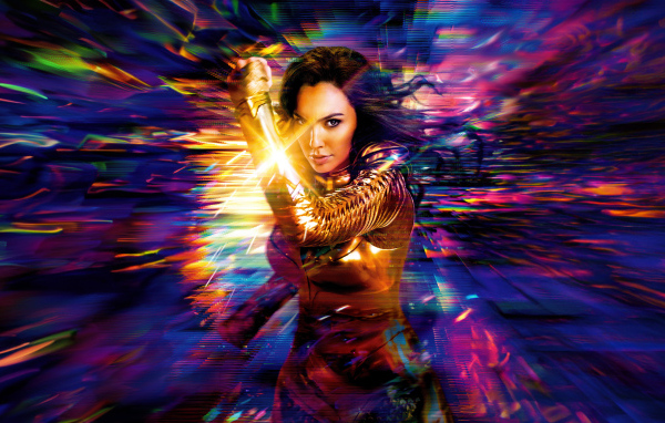 Яркая женщина супергерой в фильме Чудо-женщина 1984