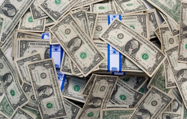 Много купюр в один доллар крупным планом