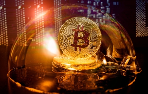 Монета биткоин в мыльном пузыре