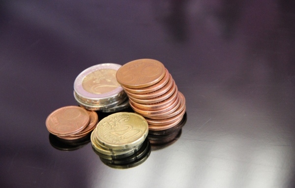 Монеты евро на сером столе