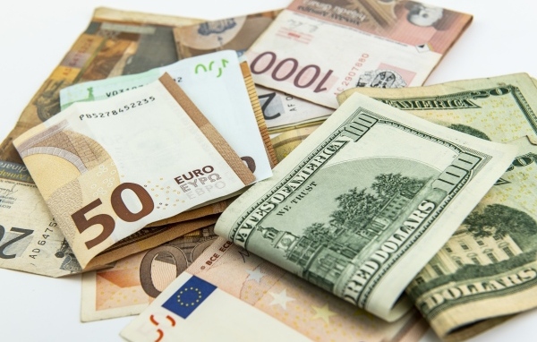 Много банкнот долларов и евро