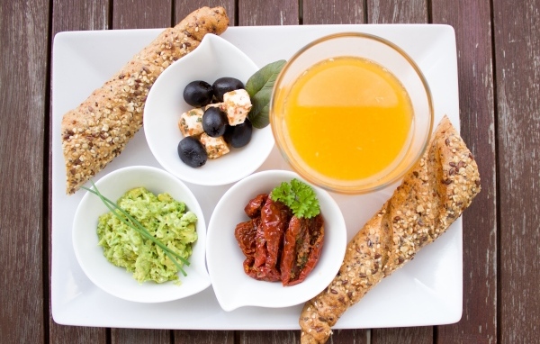 Аппетитный завтрак на большой белой тарелке