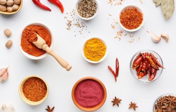 Ароматные пряные специи на белом фоне