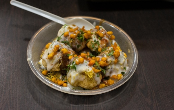 Азиатская еда в миске на столе 