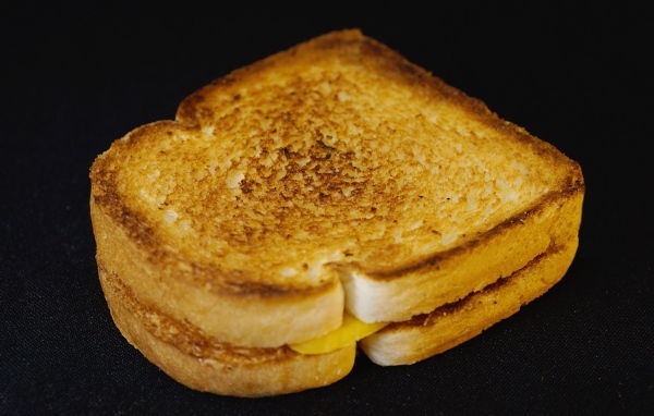 Запеченный хлеб с кусочками сыра