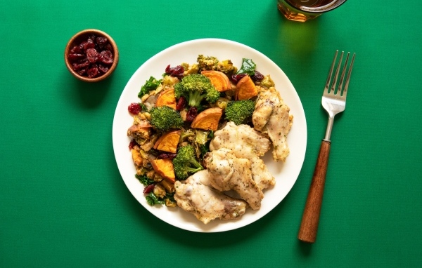 Запеченные овощи с курицей на зеленом столе