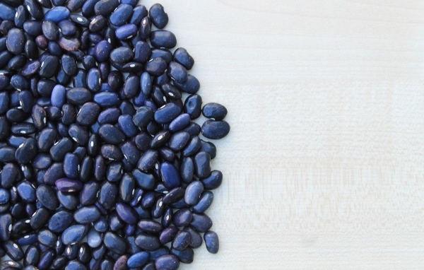 Черная фасоль на столе