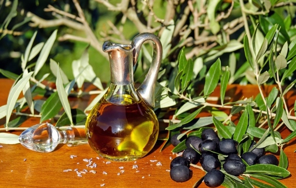 Черные оливки в маслом на столе