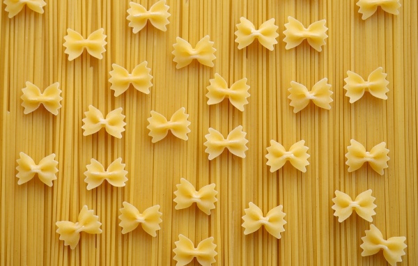 Макароны в форме бантиков со спагетти 