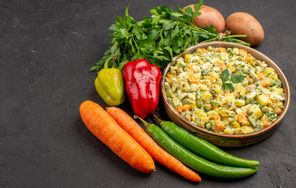 Миска салата с овощами на столе