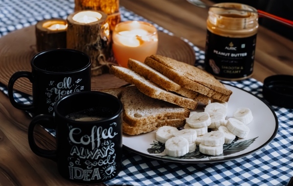 Хлеб, бананы и чай на завтрак