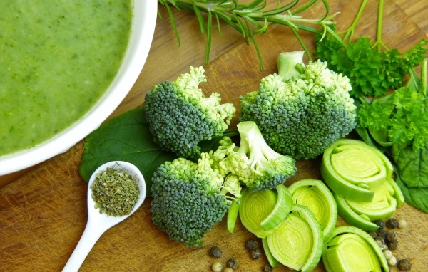 Брокколи на столе с зеленью и соусом