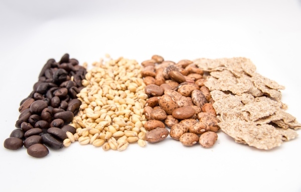 Хлопья и фасоль на белом фоне