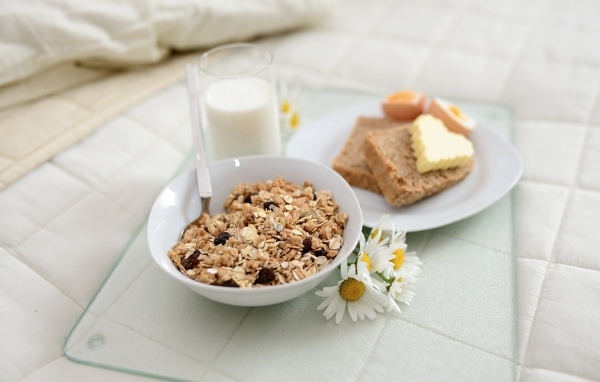 Хлопья с молоком и хлебом на столе