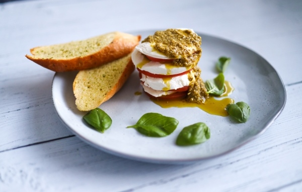 Сыр с помидорами и гренками на тарелке