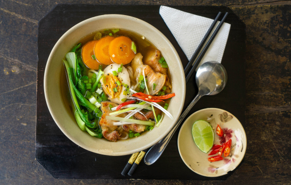 Китайский суп с овощами на столе