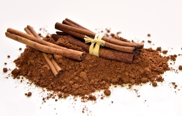 Корица с порошком на белом фоне 