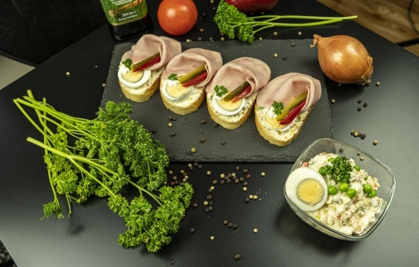 Вкусные бутерброды с ветчиной на столе с петрушкой