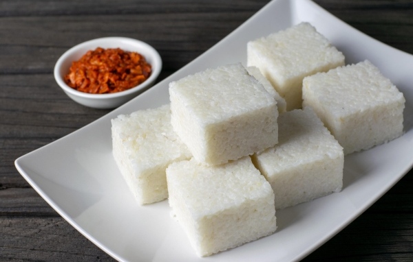 Десерт на большой белой тарелке на столе 