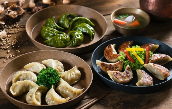 Вареники в мисках на столе