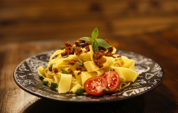 Феттучини с помидорами и фаршем
