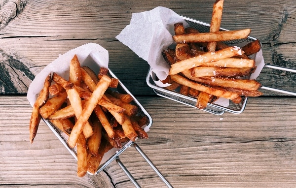 Картофель фри в сетке на столе