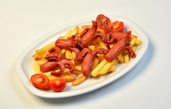 Картофель фри на тарелке с помидорами и сосисками