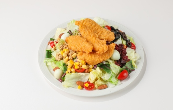 Салат с жареной курицей на сером фоне