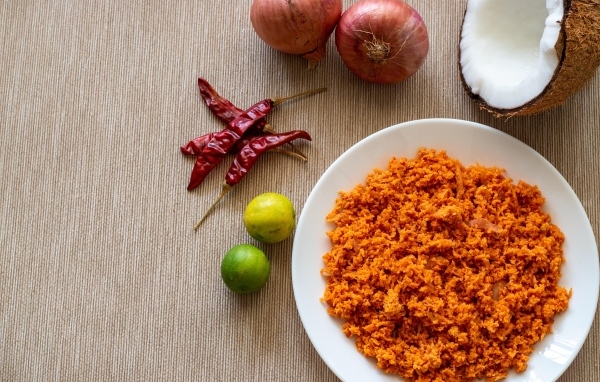 Тертая морковь на тарелке с овощами