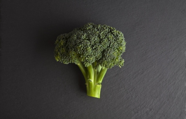 Зеленое брокколи на сером столе