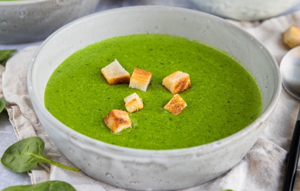 Зеленый полезный суп пюре с сухариками