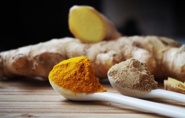 Молотая куркума и имбирь на столе