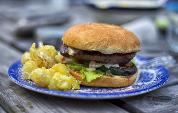 Гамбургер на тарелке с картофелем