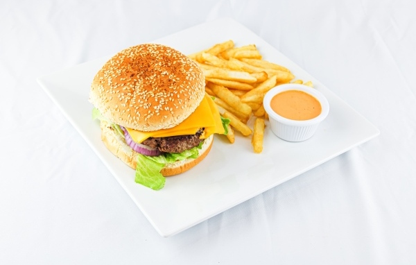 Гамбургер с картофелем фри и соусом на столе