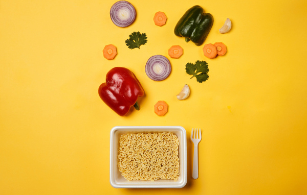 Вермишель быстрого приготовления на столе с овощами